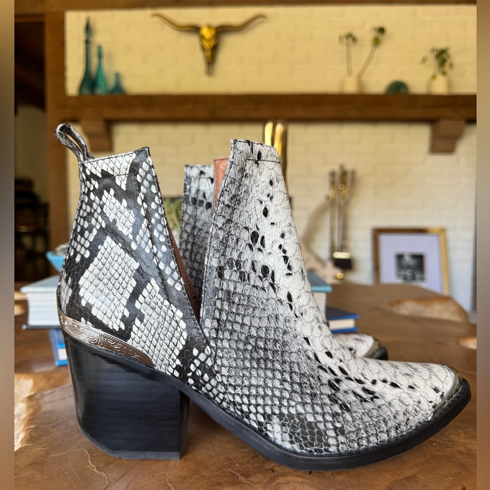 Jeffrey Campbell Cromwell Boots in Snake, Size 8M
